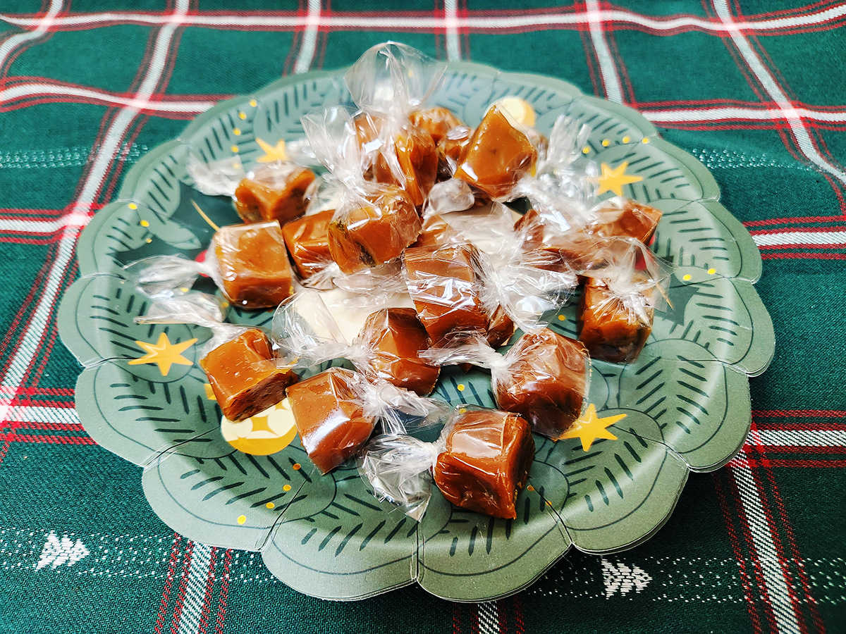 ふき入り生キャラメルの1粒を半分に割ったものの盛り合わせ。よく見ると断面に黒っぽい筋が写り込んでいるが、これがふきだ。